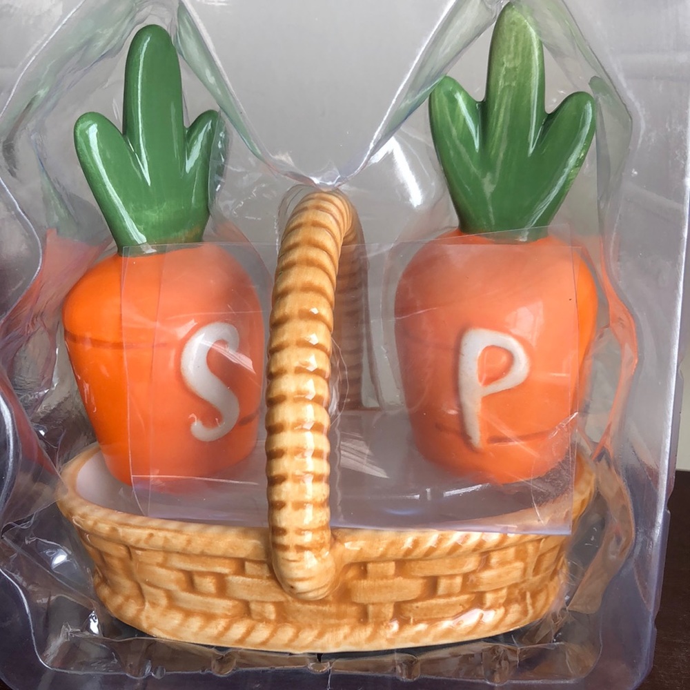 Carrot Salt n Pepper Shakers in Basket
